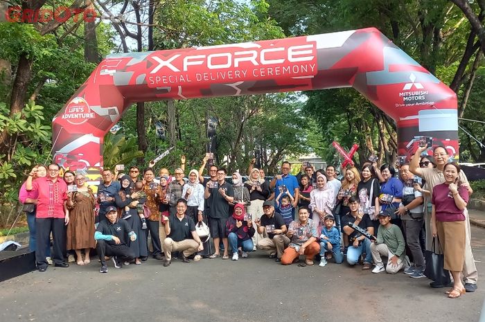 Seremoni penyerahan Mitsubishi Xforce kepada puluhan konsumen di Kelapa Gading