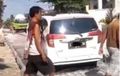 Calya Pelat S Dibawa Sopir Ngeyel, Seenaknya Injak-injak Rangka Besi Jalan Cor