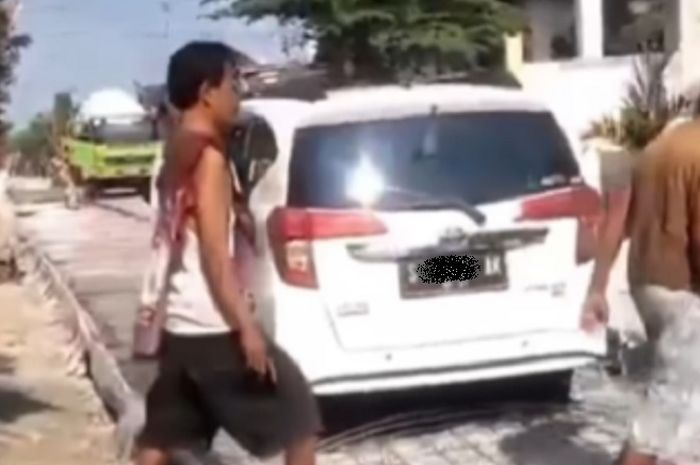 Toyota Calya nekat terobos rangka besi jalan yang akan dicor