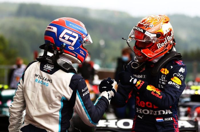 Pembalap tim Williams, George Russell bersama Max Verstappen dari tim Red Bull, start dari barisan depan di balap F1 Belgia 2021
