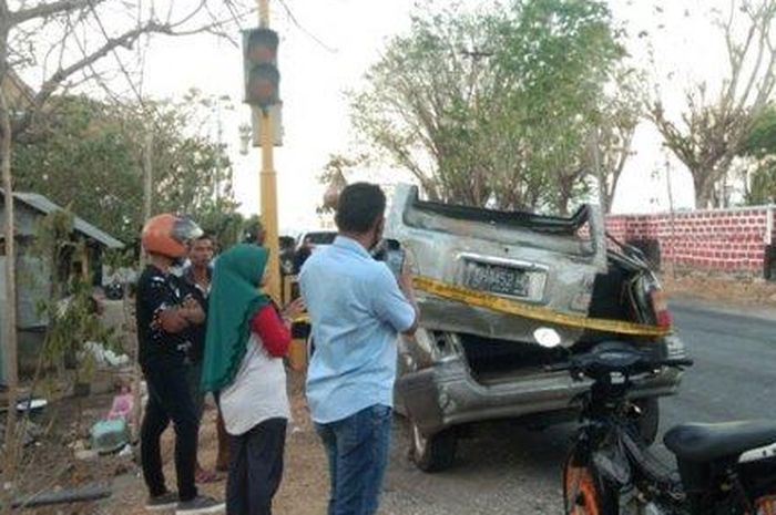 Toyota Kijang Krista hancur lebur usai koprol terjang pagar hotel dalam kecepatan tinggi di Kupang