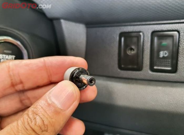 Sensor RFID untuk pengaman tambahan, bisa dilepas saat mobil selesai digunakan, untuk menghindari mobil dicuri 