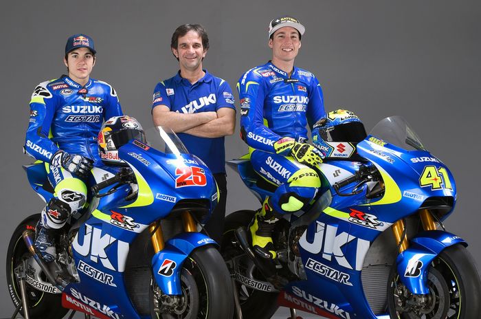 Maverick Vinales (kiri), Davide Brivio (tengah), dan Aleix Espargaro (kanan) saat bersama di Suzuki