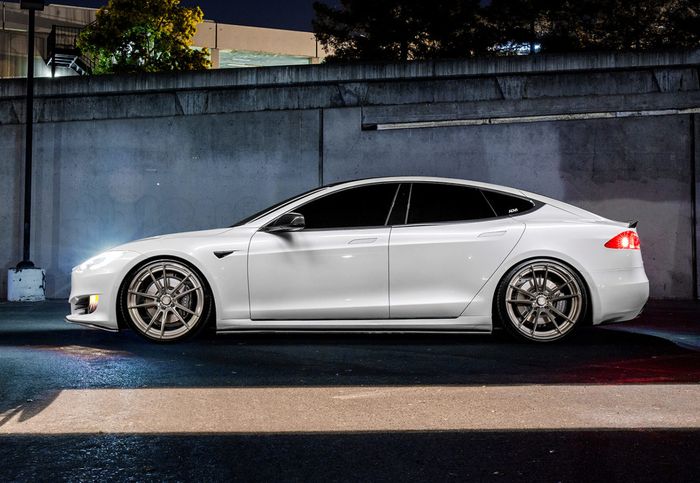 Modifikasi Tesla Model S dandan ganteng bergaya sporty minimalis