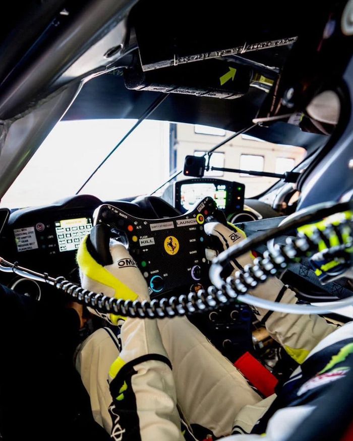 Kabin Ferrari 488 yang dipakai Valentino Rossi di balap ketahanan 12 jam