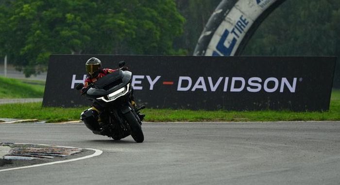 Road Glide CVO ST terbaru yang menggendong dapur pacu Milwaukee-Eight 121 High Output, pas banget digeber di dalam sirkuit.