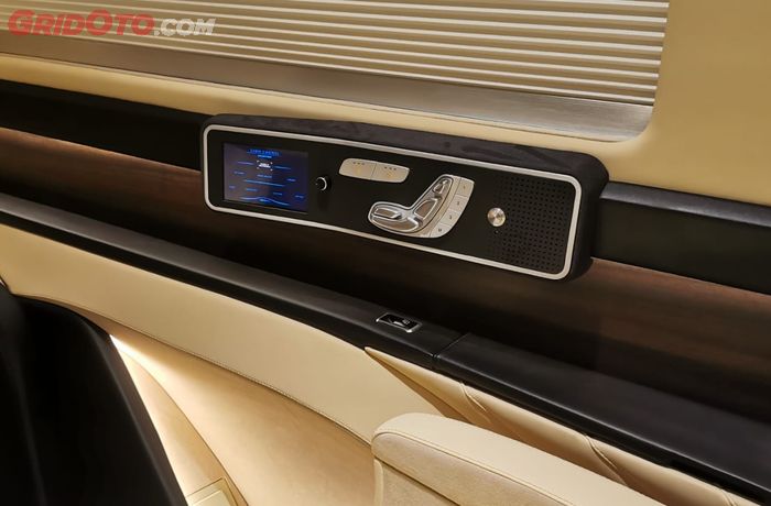 LCD touch screen untuk menjalankan beberapa fungsi seperti ambinet light, hingga buka tutup krey elektris