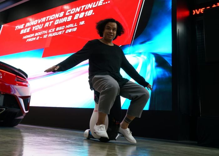 Penyanyi Teza Sumendra saat mencoba Honda UNI-CUB