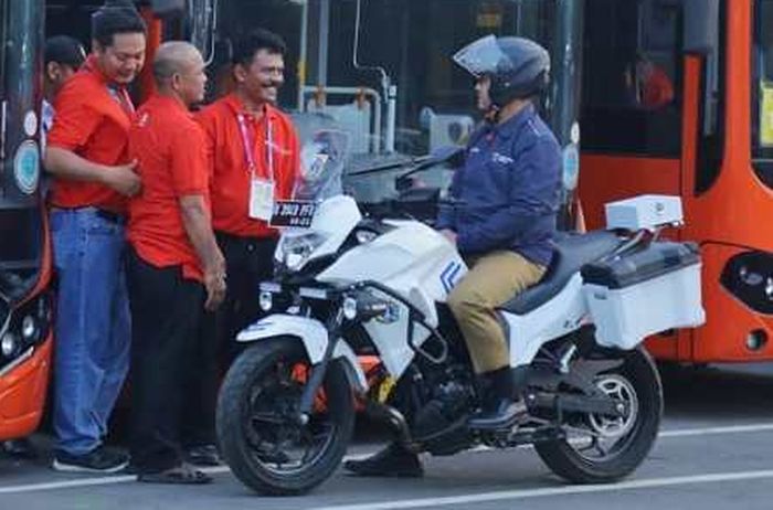 Gubernur DKI Jakarta, Anies Baswedan, menungangi Versys-X 250 saat pemantauan persiapan Asian Games 2018