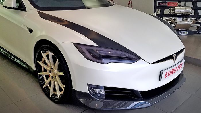 Tesla Model S garapan Novitec