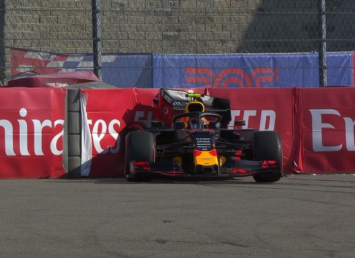 Tapi Red Flag harus dikibarkan usai pembalap Red Bull, Alexander Albon melintir dan menabrak pagar pembatas di tikungan ke-13