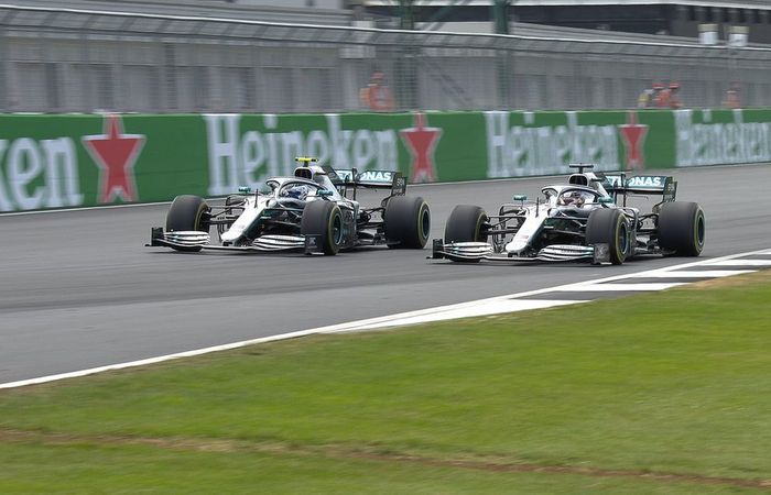 Pada lap keempat Valtteri Bottas dan Lewis Hamilton bertarung sengit memperebutkan posisi terdepan