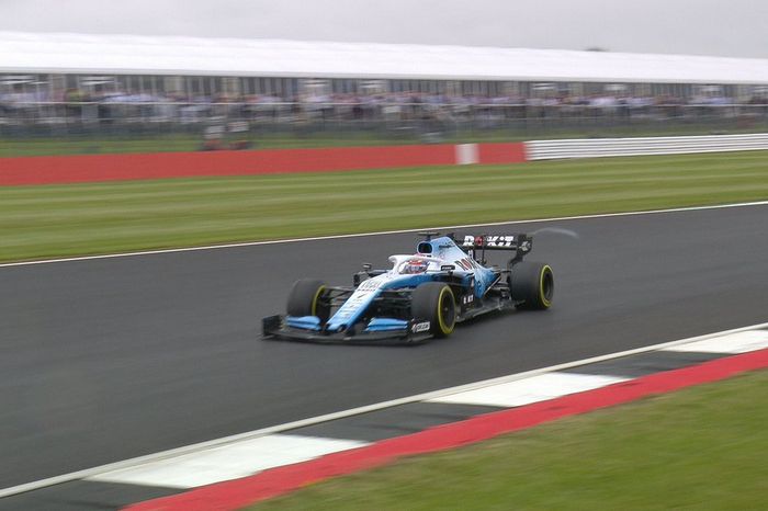 Buktinya hanya pembalap Williams, George Russel yang berada di lintasan di awal sesi FP3 F1 Inggris 2019