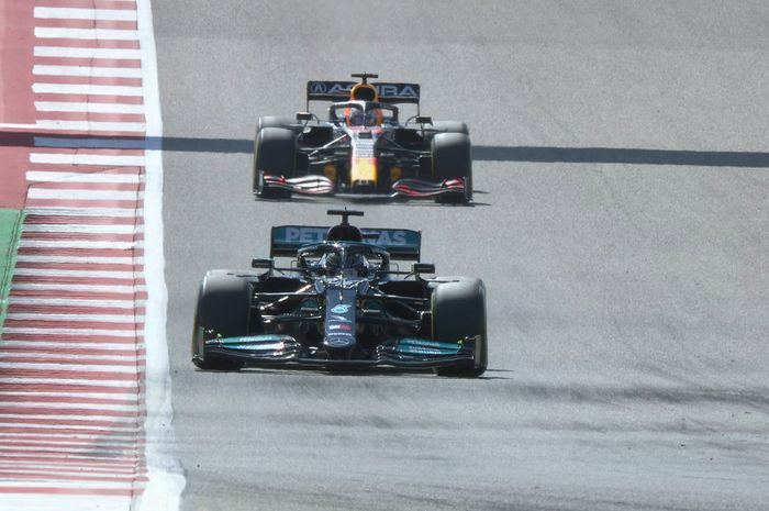 Lewis Hamilton dan Max Verstappen saat bertarung di balap F1 Amerika 2021