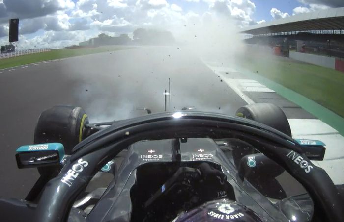 Sesi Q2 dihentikan sementara usai rekan setim Valtteri Bottas, Lewis Hamilton melintir dan membuat batu gravel berada di lintasan