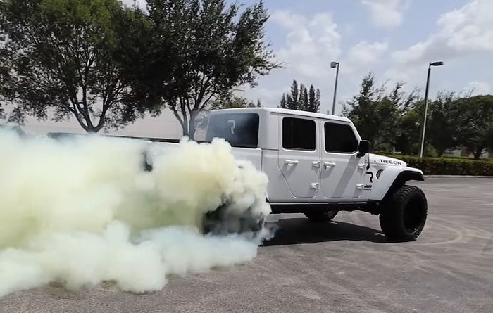 Jeep Gladiator bermesin V8 Hellcat jadi gampang diajak burn out