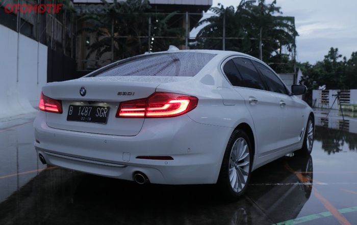 Bagian buritan BMW 530i Luxury Line