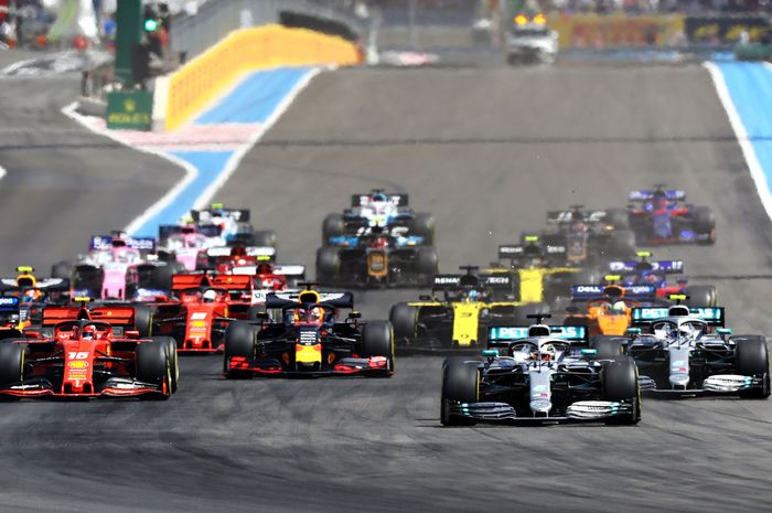 FIA selaku otoritas balap mobil dunia mendapat banyak kritik negatif soal pembatalan seri F1 Australia karena dinilai lambat dalam mengambil tindakan.