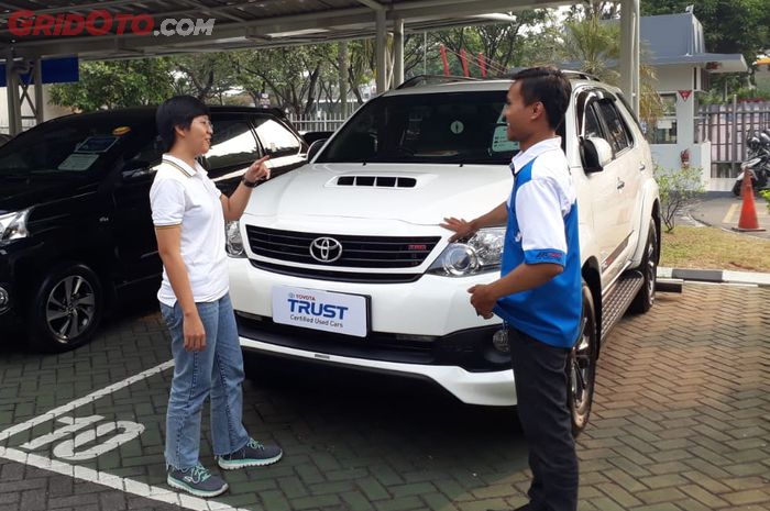 Konsumen berbincang mengenai program tukar-tambah di dealer Toyota Trust di Bintaro