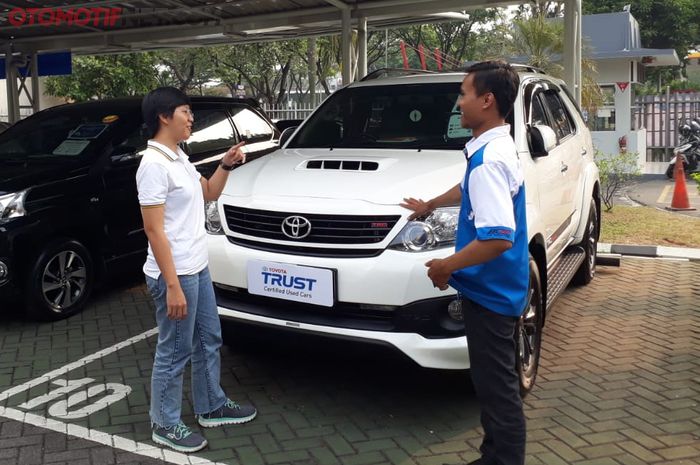 Konsumen berbincang mengenai program tukar-tambah di dealer Toyota Trust di Bintaro
