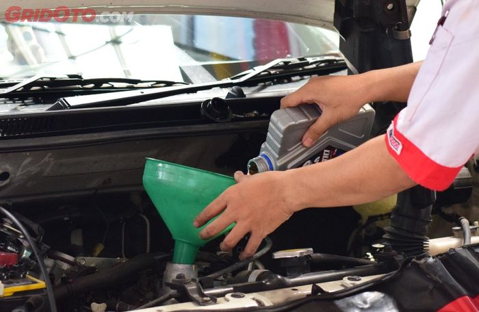 Ilustrasi ganti oli mobil