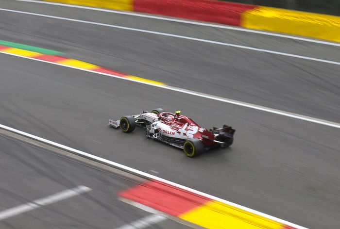 Saat sesi FP2 Belgia berjalan 20 menit, beberapa pembalap mulai turun ke lintasan, salah satunya Antonio Giovinazzi (Alfa Romeo)