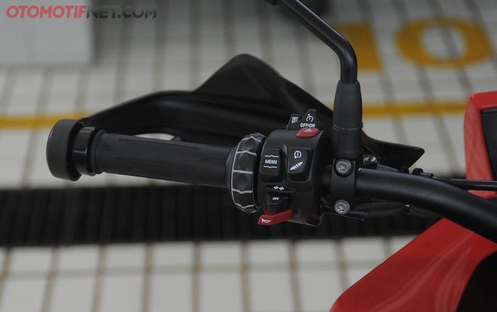 Multicontroller model putar ini untuk mengganti menu di dashboard BMW S 1000 XR