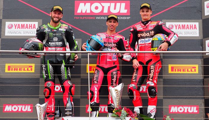 Race pertama Marco Melandri (tengah) jadi juara, Kawasaki lewat Tom Sykes (kiri) finish runner-up di race pertama WSBK Australia