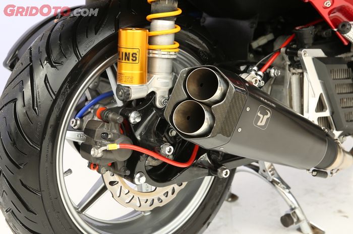 Sokbreker Ohlins menemani knalpot IXIL IXRace