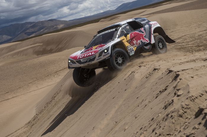 Carlos Sainz dengan mobil Peugeot 3008DKR saat melintas gunung pasir di Reli Dakar 2017