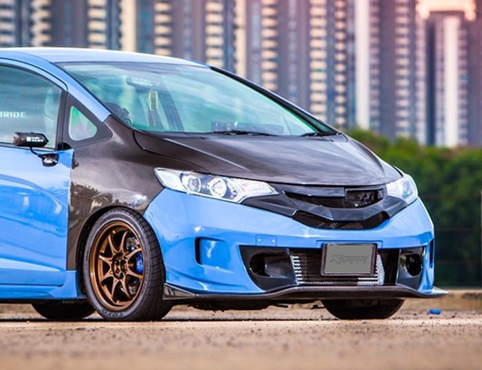 Modifikasi Honda Jazz GK5 berkelir biru muda dan banyak sisipan part karbon