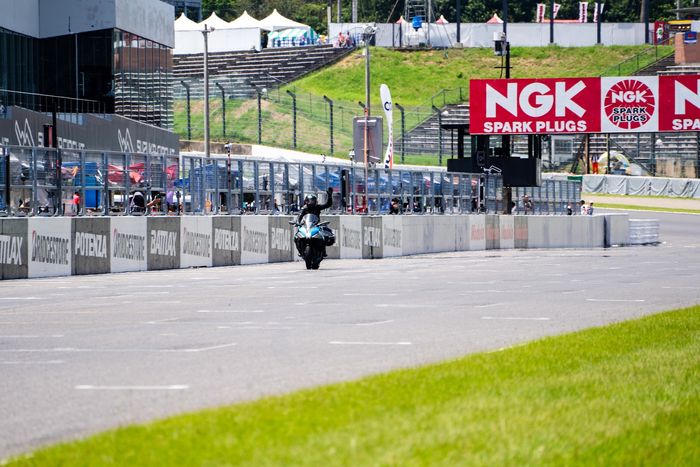 Motor didemonstrasikan jalan mengitari sirkuit Suzuka di Jepang