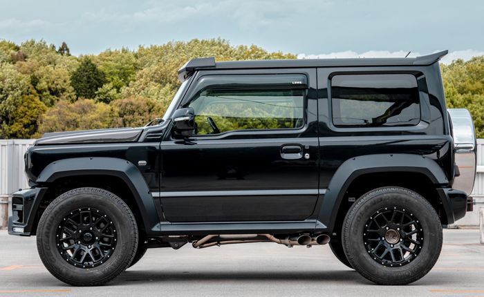 Tongkrongan samping Suzuki Jimny dengan knalpot keluar ke samping