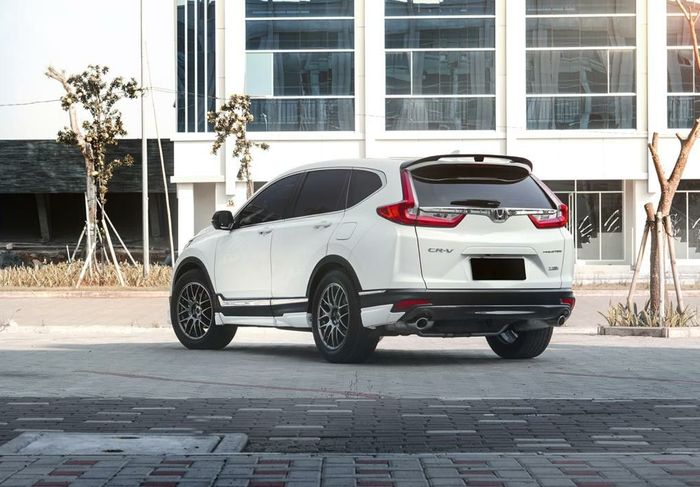 Modifikasi Honda CR-V Prestige 2019 pakai body kit Mugen dan aksen serat karbon