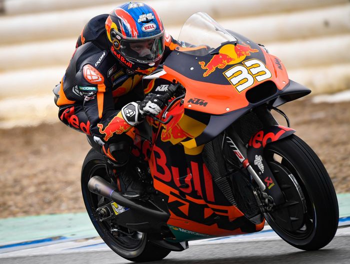 Pembalap anyar Red Bull KTM Factory Racing, Brad Binder, mengaku sangat takjub pada tenaga mesin motor MotoGP usai menjajal motor RC16