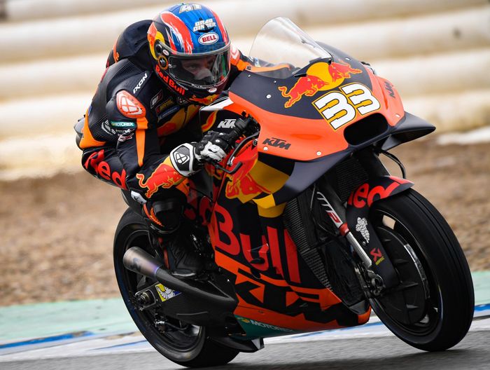Pembalap anyar Red Bull KTM Factory Racing, Brad Binder, mengaku sangat takjub pada tenaga mesin motor MotoGP usai menjajal motor RC16
