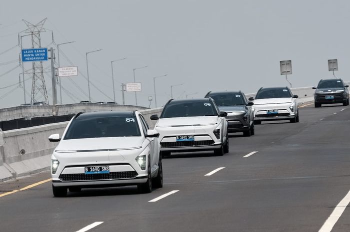 Kalau mobil listrik terbakar ternyata harus pakai APAR (Alat Pemadam Api Ringan) spesifikasi khusus.