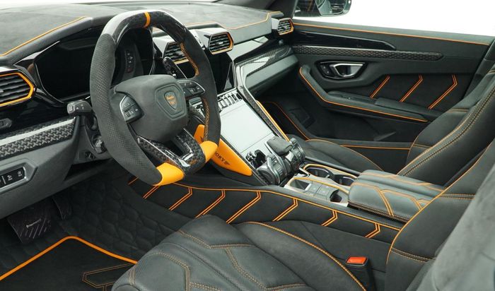 Kombinasi bahan kulit dan suede dan jahitan kuning ini bisa jadi inspirasi modifikasi SUV tanah air