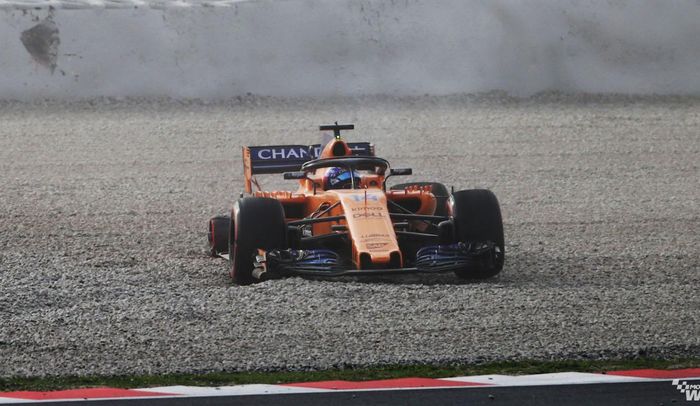 Mobil F1 Fernando Alonso rusak dan berhenti di gravel