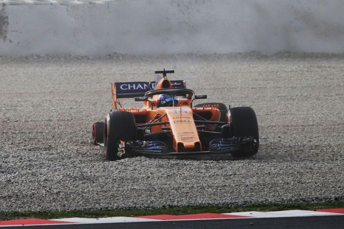 Mobil F1 Fernando Alonso rusak dan berhenti di gravel