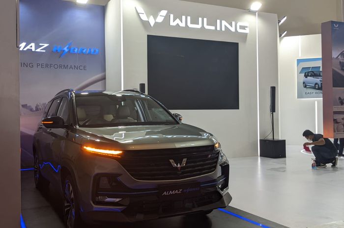 Wuling Almaz Hybrid di pameran GIIAS Semarang 2022
