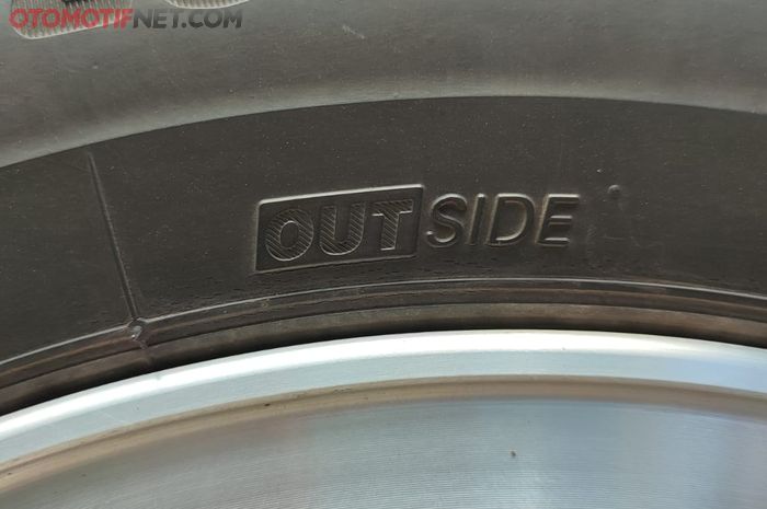 Pemasangan ban dengan tulisan inside dan outside tidak boleh terbalik