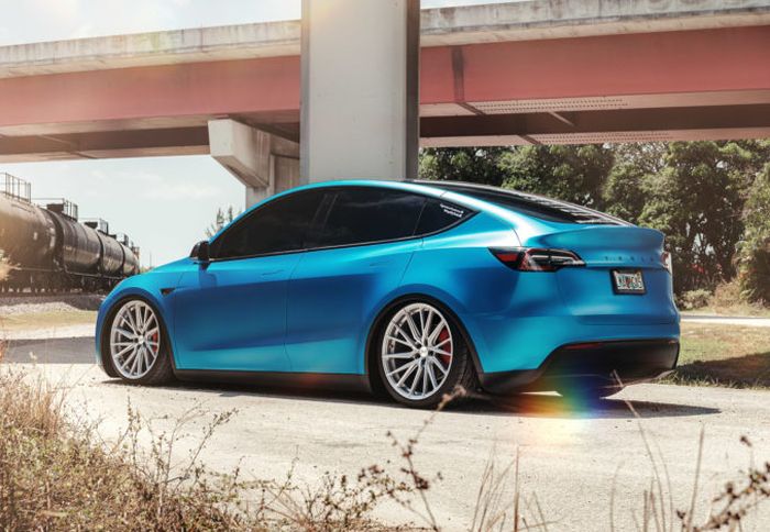 Modifikasi Tesla Model Y dilapis wrapping sticket Oceanic Blue yang segar