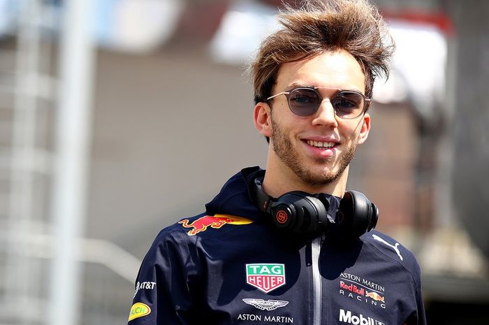 Pembalap Red Bull, Pierre Gasly terpaksa harus dicoret dari hasil kualifikasi F1 Azerbaijan 2019 karena dianggap melanggar regulasi bahan bakar