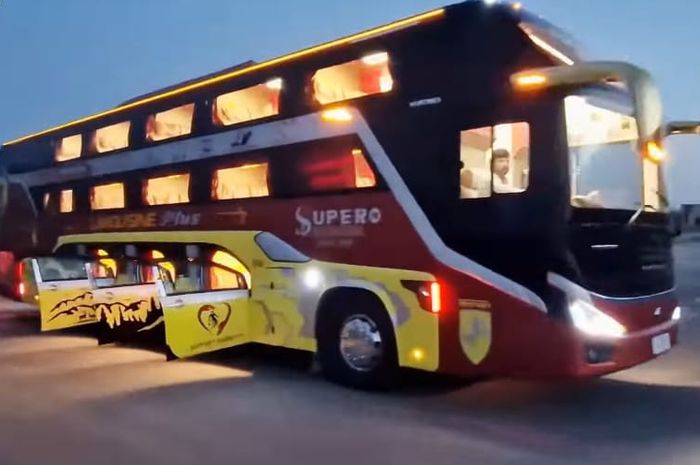 Bus Limousine alias triple decker asal Pakistan.