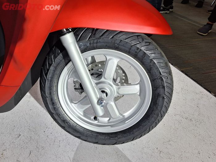 Scoopy baru pakai pelek palang 5 lurus dengan aksen oval di setiap palangnya