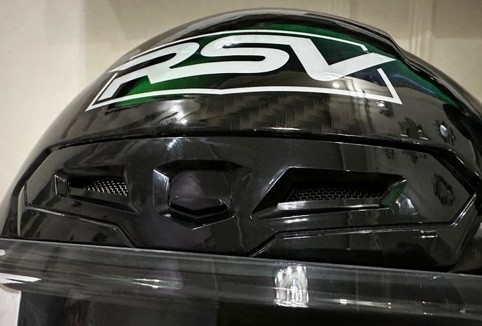 RSV FFS21 Motif Carbon Graphic Glossy punya banyak ventilasi, saat dipakai enggak sumuk