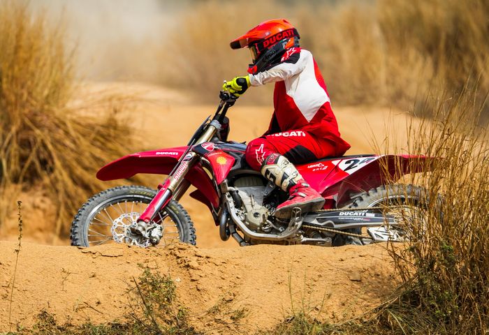 Ducati Desmo450 MX disesuaikan yang diseting sesuai dengan karakter pembalap