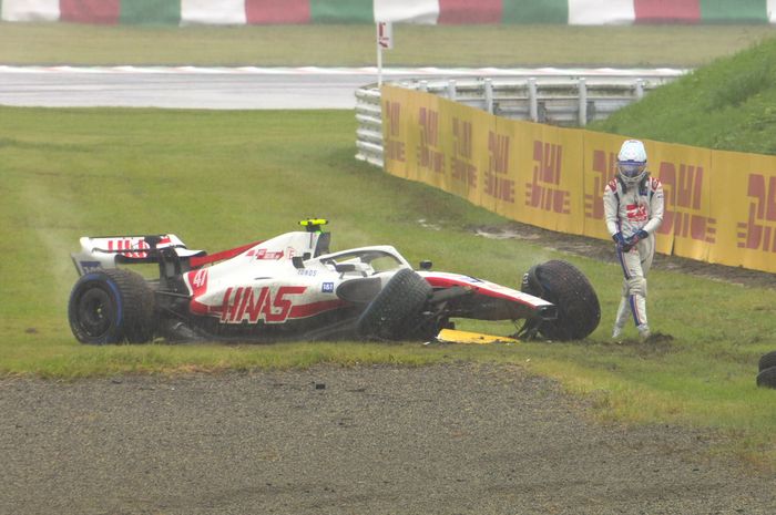 Mick Schumacher mengalami insiden di akhir FP1 F1 Jepang 2022