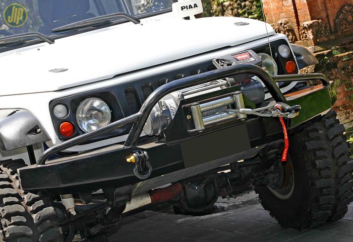 Bemper depan custom ekstra lebar pada Suzuki Jimny ini, dipasangi Winch Warn 16.5Ti